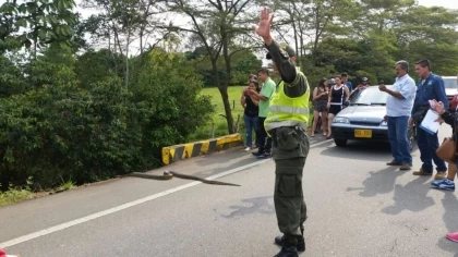 Los viajeros de la carretera que une a los municipios de San Martín y Guamal, presenciaron una Anaconda durante el plan retorno del puente festivo.