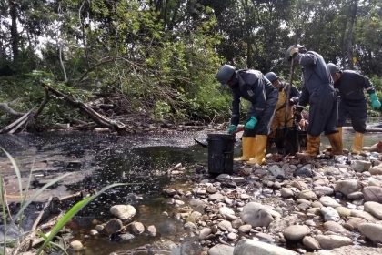 Cormacarena inició proceso de investigación sancionatorio contra infractores por derrame de hidrocarburo en el caño La Cuerera en Villavicencio, Meta.
