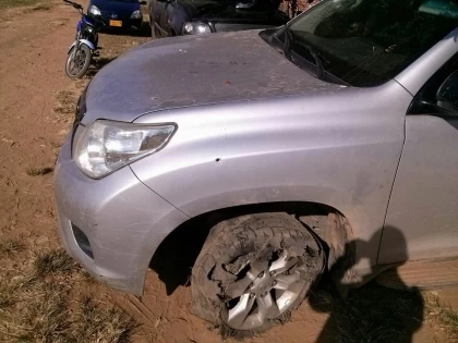 Así quedó el carro en el que se movilizaba el exalcalde de Tame, Alfredo Guzmán Tafur, luego de atentado cometido cuando llegaba a su finca en la vereda Mararabe de esa localidad araucana.