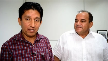Nelson Gauta (izq), secretario de educación municipal de Arauca renunció a la administración del alcalde Benjamín Socadagüi Cermeño (der).