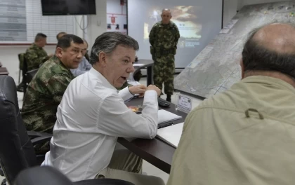 Emplear todas las fuerzas operativas y de inteligencia para luchar contra el ELN pidió el presidente Juan Manuel Santos a Fuerzas Militares al finalizar Consejo de Seguridad efectuado en Brigada del Ejército atacada por ese grupo insurgente que opera en el departamento de Arauca.