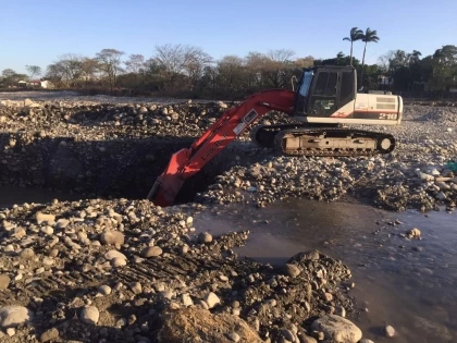 Construcción de un pozo sobre el lecho del Río Cravo Sur, de donde se captará el agua para la extinción de incendios forestales en el Departamento.