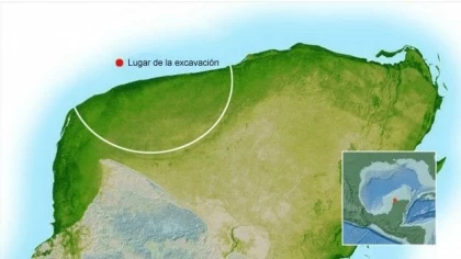 El borde exterior (arco blanco) del cráter está en la península de Yucatán como tal, pero el interior está en el litoral.