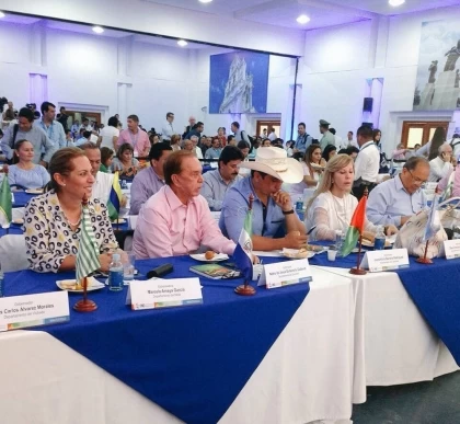 La gobernadora del Meta, Marcela Amaya García tomó la vocería de la región y solicitó al Presidente Juan Manuel Santos revisar la posibilidad de desahorrar más del 10% de los dineros del Fondo de Ahorro y Estabilización Petrolero