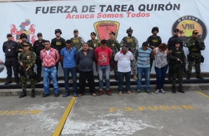 Autoridades capturan en zona rural del municipio de Arauca a ocho presuntos miembros de la guerrilla del Ejército de Liberación Nacional - ELN, sindicados de cometer extorsiones y terrorismo en la capital departamental.