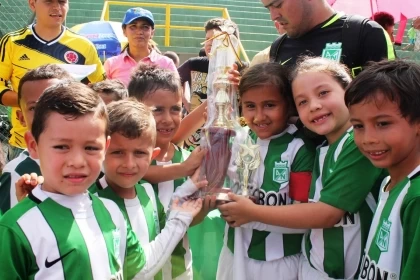 Recibieron el cierre del Décimo Campeonato Departamental de Escuelas de Fútbol realizado en el Polideportivo Pier Lora Muñoz, donde se concentraron más de 100 jugadores entre los 6 y 18 años, quienes demostraron su rendimiento deportivo.