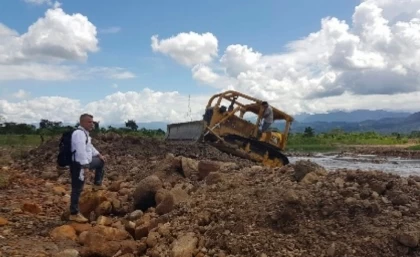 Obras en el río Ocoa a su paso por el sector de La Isla, cerca de Ciudad Porfía, en Villavicencio.