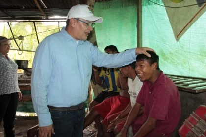 alcalde (d) Carlos Alberto Hurtado Zocadagui, conoció de primera mano las condiciones en que habitan los indígenas de la comunidad de Matecandela de Arauca.