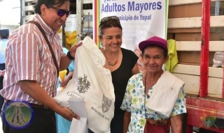  Secretaría de Acción Social de Yopal, realizó la cuarta entrega de 4.400 paquetes nutricionales que recibieron los adultos mayores en 21 puntos entre el área urbana y rural del municipio.
