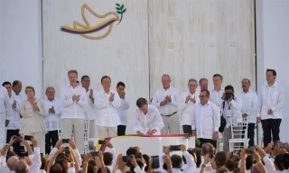 Presidente Juan Manuel Santos firma el Acuerdo Final de Paz en Cartagena. Un momento histórico.