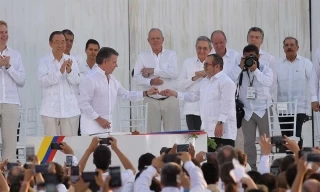 Tras la firma del Acuerdo Final de Paz, el Presidente Santos le obsequió a Rodrigo Londoño una paloma de la paz.
