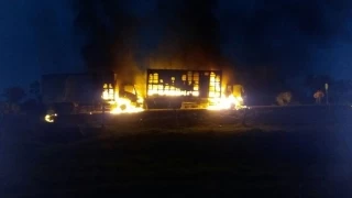 Presuntos guerrilleros del ELN, asesinaron a dos conductos y quemaron sus vehículos en la vía Tame - Fortul, en el departamento de Arauca.