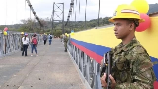 El puente tiene una longitud de 121,92 metros y una capacidad de carga de 52 toneladas. 