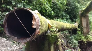 A través de la línea Popular, la Empresa de Acueducto y Alcantarillado de Villavicencio (EAAV) distribuye hoy (miércoles) agua potable en un amplio sector de la Comuna Cuatro. 