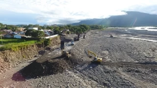 La primera autoridad del Departamento realizó un recorrido por la barrera de protección que previene de socavación el casco urbano de la ciudad de Yopal.