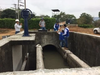 Campesinos denunciaron que peces mueren en aguas del río Charter, por contaminación de aguas negras vertidas por el municipio de Yopal.