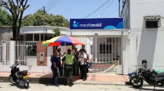 La Defensoría del Pueblo y la Policía Nacional tuvieron que intervenir para acabar el plantón en la sede de Medimás, que ya llevaba varias horas.