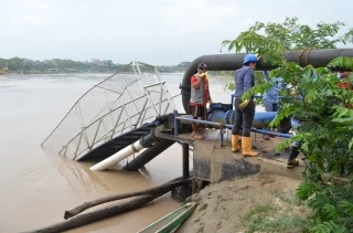 Operarios de Emserpa trabajan para restablecer servicio de Agua potable en la ciudad de Arauca, luego que la barcaza de la bocatoma se hundiera en la madrugada de este sábado 31 de marzo de 2018.