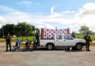 Una camioneta y tres motocicleta incautó las autoridades en el operativo realizado en zona rural de Tame, Arauca.
