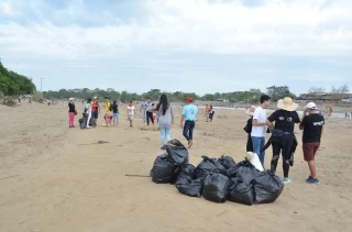 Las playas río Arauca están contaminadas por desechos plásticos, la ciudadanía inicio campaña para recoger la basura y convertirlo en un zona para el turismo.