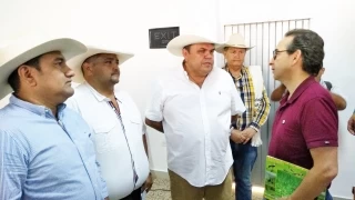 El ministro de Agricultura, Andrés Valencia Pinzón, se reunión con los ganaderos de Arauca para buscar solución a la problemática que vive el gremio.