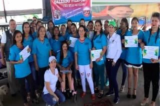 Mujeres del espacio territorial de capacitación y reincorporación de Filipinas  terminaron curso de zapatería.