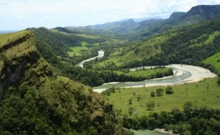 Actualmente un equipo profesional trabaja en conjunto con las comunidades para adelantar el ordenamiento de las actividades turísticas en este corredor ecológico que comprende Caño Canoas, Salto Yarumales y Caño Indio.