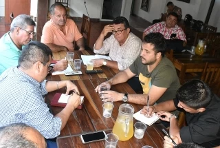Gobierno municipal y ganaderos buscan soluciones para afrontar crisis de este sector
