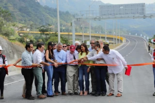 "Los 10.5 kilómetros puestos al servicio en la vía al llano nos acercan más al desarrollo": gobernador del Meta