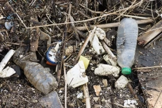 Secretaría de Obras Públicas adelanta jornada de limpieza a sumideros de aguas lluvias.