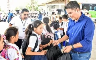 Alcaldía de Yopal continúa entregando kits escolares a estudiantes de más escasos recursos