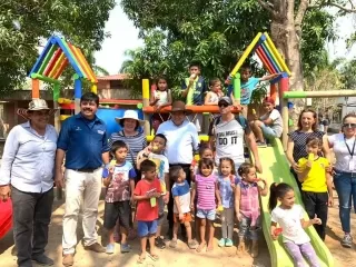 Centenares de niños ahora disfrutan de una estructura diseñada para su sana recreación