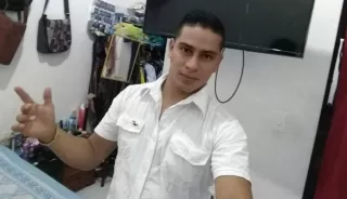 Víctor Daniel Gonzáles Mejía fue asesinado por tres hombres a quienes había contratado para que le construyeran su casa en el barrio Nuevo Fortul, en ese lugar fue asesinado y enterrado en una de las habitaciones.