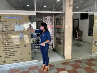 Las peluquerías, centros de manicure y pedicura deben continuar cerrados hasta que las autoridades nacionales lo determinen.