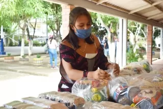 Beneficiaros del PAE en los colegios Santa Teresita y Santander, reciben esta semana el kit alimentario.