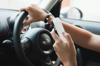 Tribunal revoca fallo y condena a mujer que causó accidente por hablar por celular