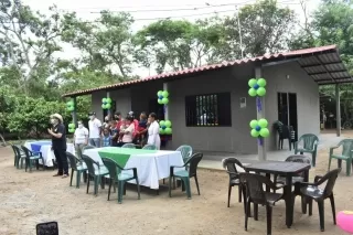 Familia que perdió su vivienda en un incendió recibió una nueva construida por parte del alcalde de Arauca, sus colaboradores y personas que donaron material.