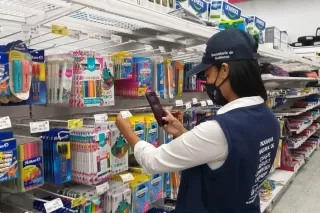 Funcionarios revisan precios del IVA en el comercio de Yopal, Casanare.