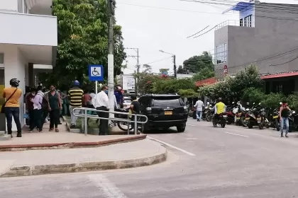 Los hombres en la mañana y las mujeres en la tarde las medidas para el día sin IVA en Arauca.