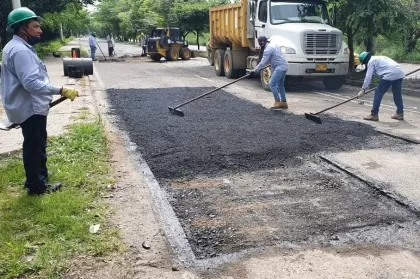 Alcaldía de Yopal continua con actividades de mantenimiento vial y limpieza de sumideros