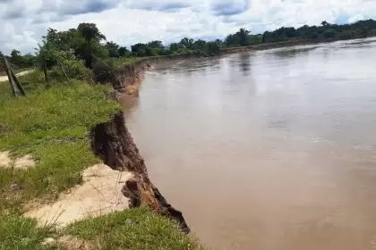 Río Cravo Sur erosina calzada de carretera en Punto Nuevo, Casanare.