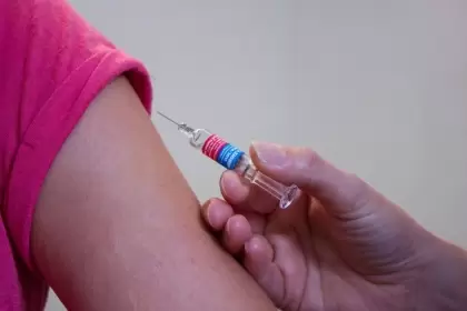 Alcalde invita a padres a participar en ayudar a evitar enfermedades que se pueden prevenir. Las vacunas son gratuitas.