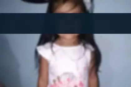 La niña ya está sufriendo dijo su madre sustituta.