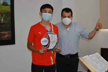 Luis Eduardo Castro otorgó reconocimiento al campeón de la Vuelta Tolima