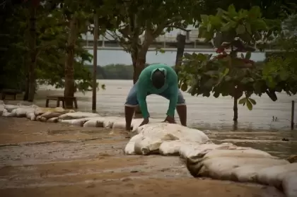 Habitantes del sector Brisas del Puente crean barrera para evitar inundación del río Arauca.