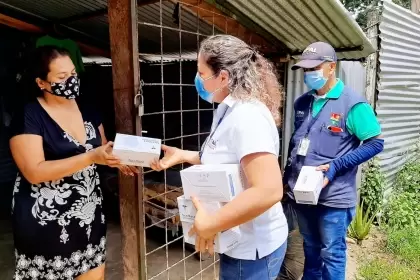 Las Secretarías de Salud y Gobierno unieron esfuerzos para llegar a los asentamientos humanos La Resistencia, La Victoria y La Libertad, para entregar elementos de protección.