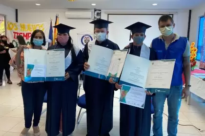 106 excombatientes se gradúan como bachilleres.