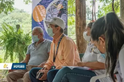Enelar y comunidad de la vereda El Tábano de Arauca trabajan en la legalización del servicio de energía de su sector.
