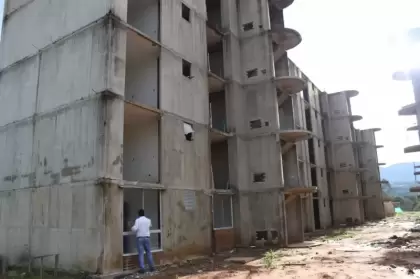 La Urbanización Torres del Silencio se construye desde 2011, no se culminó y presenta graves problemas estructurales. 