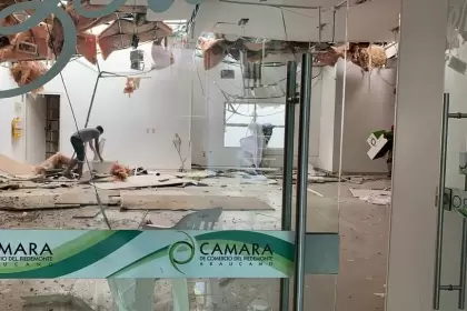 Más de 100 establecimientos comerciales y viviendas afectadas por carrobomba en Saravena, Arauca.